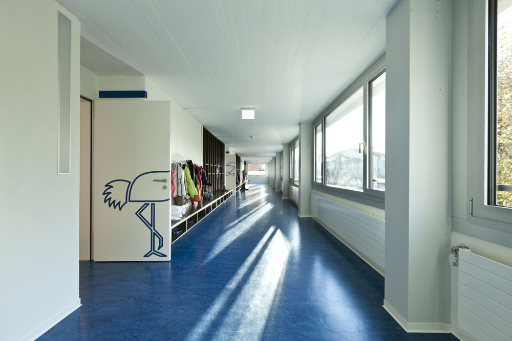 Schulhaus mit blauem Linoleum